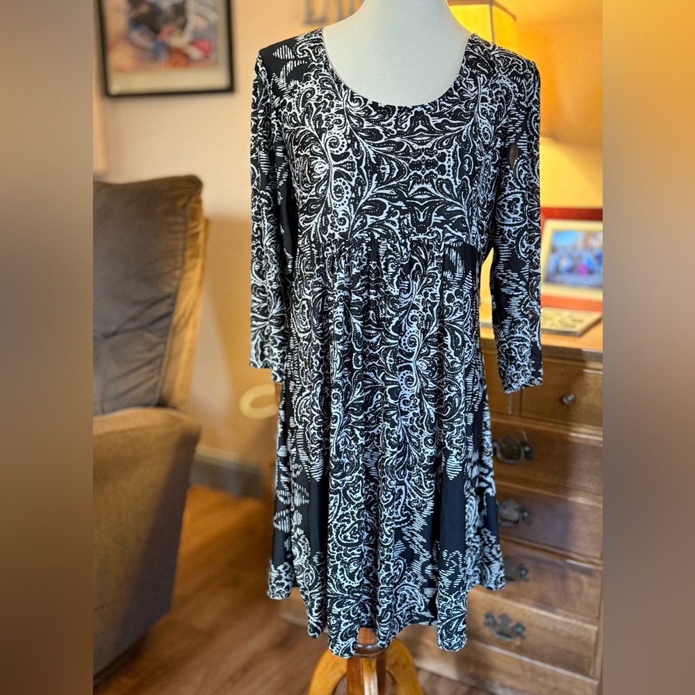 Elegant Black and White Print Dress - Picture 2 of 11
